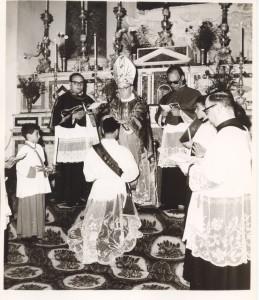 CARIATI, 1966. il momento dell'imposizione delle mani da parte di mons. Semeraro. Si riconoscono da sin. don Gennaro Cosentino, don Alfonso Russo e don Ciccio Rizzuti