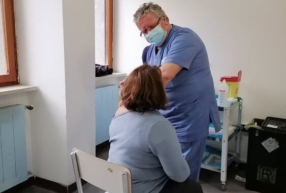 2. un momento della vaccinazione dei docenti dell'IC CariatiX