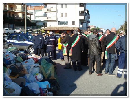 2013-01-09_protesta-sindaci-spazzatura
