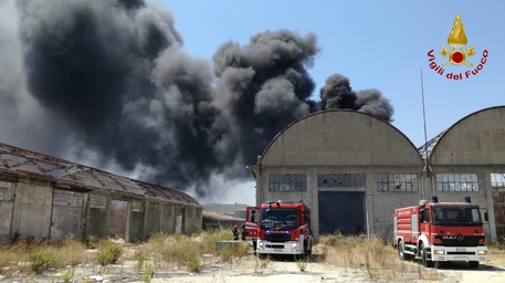 Incendio in negozio gomme a Crotone