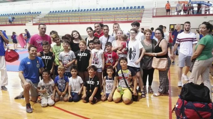Atleti e genitori dell'ASD Funakoshi Karate- Do Cariati al 1° Open Karate Calabria Fijlkam