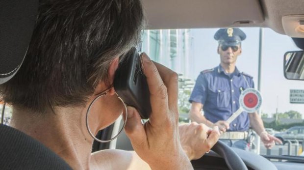 Cellulare alla guida-polizia