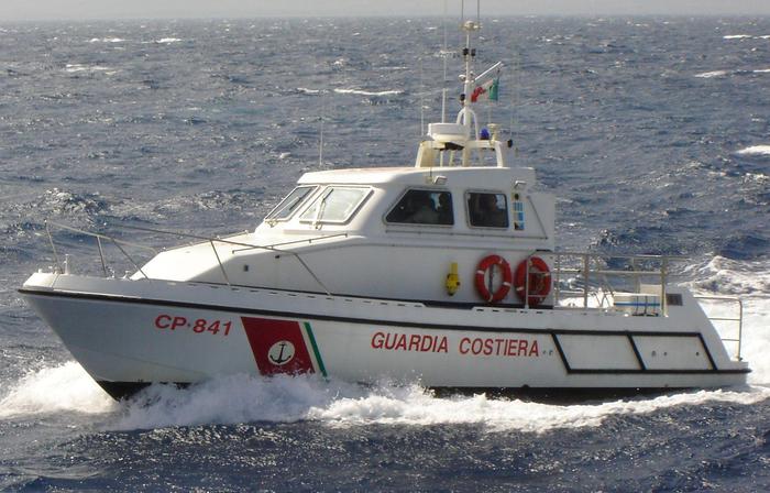 Barca in avaria soccorsa dalla Guardia costiera nello Ionio cosentino