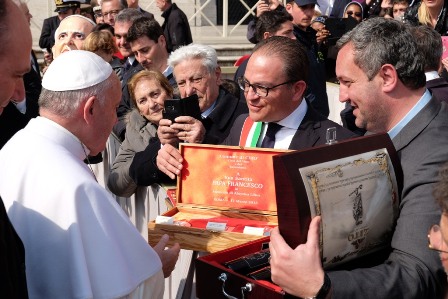 PAPA20bergoglio20sindaco20CARUSO-120315