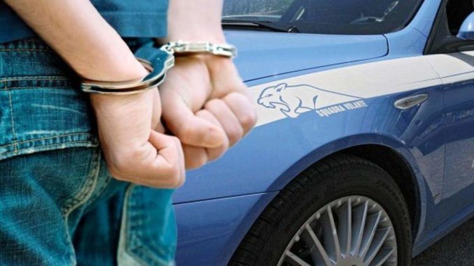 POLIZIA-ARRESTO-MANETTE