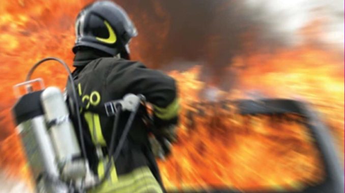 Vigile-del-Fuoco-auto bruciata