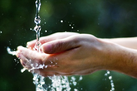 acqua-scorre-sulle-mani