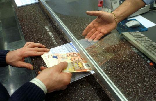 banca SOLDI SPORTELLO MANI
