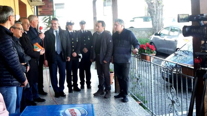 consegna defibrillatore piazza dei 500 31-03-2018
