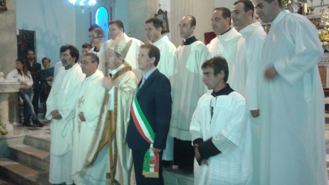 don20Giuseppe2020a20sin.20dellarcivescovo20con20il20sindaco20di20Bocchigliero09-2013