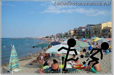 mare-spiaggia-turisti-calcio