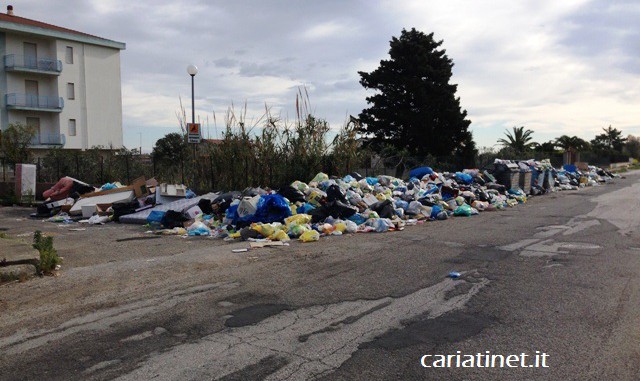 rifiuti-via-santa-maria-cariati-28-03-2014