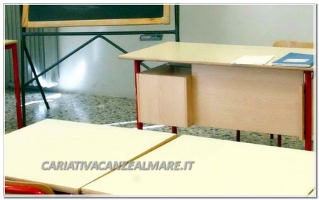 scuola-banchi-vuoti-cattedra
