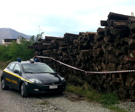 Guardia finanza Cosenza sequestra 64 tonnellate traversine in legno tossiche