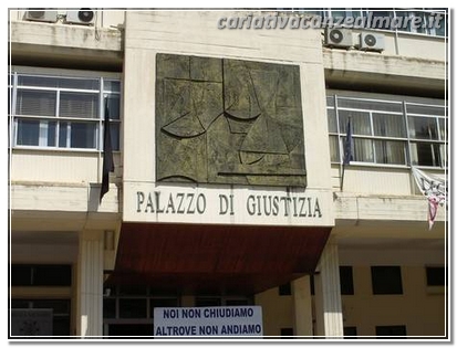 Giustizia: bandiera a lutto su tribunale Rossano
