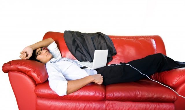 uomo-sul-divano-dorme